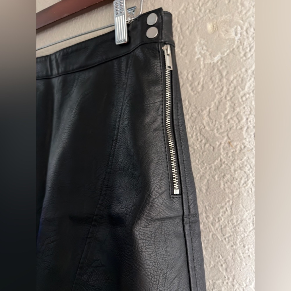 Zara M Black Faux Leather Mini Skirt Moto Style Zipper Detail Classic Essential - Picture 6 of 13